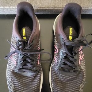 New Balance Ventr black tennis shoes